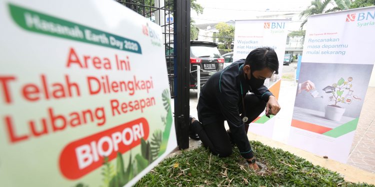 Sambut Hari Bumi, BNI Syariah Buat 1.220 Lubang Resapan Biopori