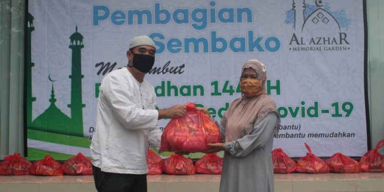 Aksi Peduli AL-Azhar Memorial Garden, Berikan 200 Bingkisan Sembako