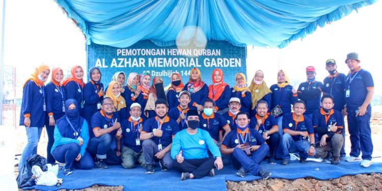 Pemakaman Islam Al Azhar Serahkan 59 Hewan Kurban Untuk Masyarakat Teluk Jambe