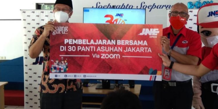 JNE dan Ruang Guru Cerdaskan Panti Asuhan