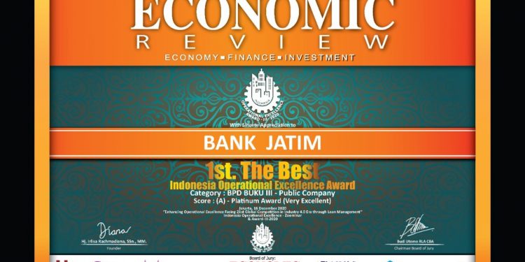 Komitmen Bangun Ekonomi Daerah, Bank Jatim Raih 1st The Best BPD BUKU III