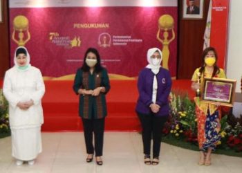 Nana Sarinah, Perempuan Tangguh dibalik Kursi Hensi Internasional