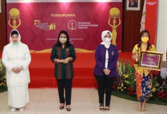 Nana Sarinah, Perempuan Tangguh dibalik Kursi Hensi Internasional