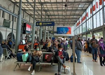 Larangan Mudik Berakhir, Calon Penumpang Ramaikan Stasiun Pasar Senen