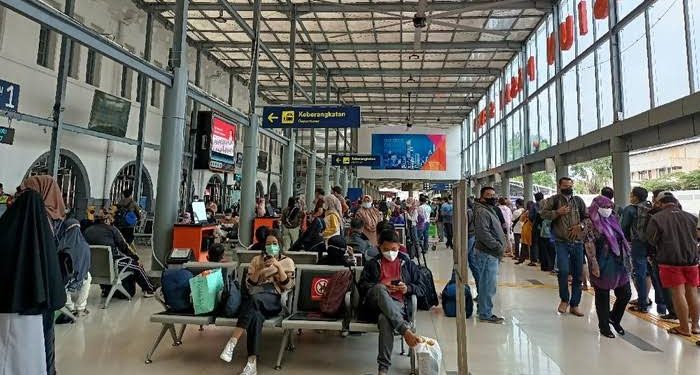 Larangan Mudik Berakhir, Calon Penumpang Ramaikan Stasiun Pasar Senen