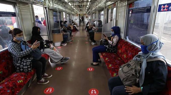 Penumpang KRL Wajib Bawa Sertifikat Vaksin