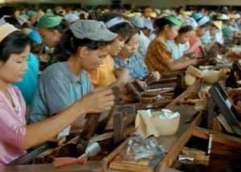 Cukai Rokok Naik, Buruh Pelinting Terancam PHK