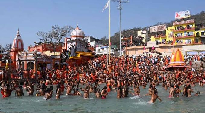 Ritual Mandi Suci di tengah Lonjakan Covid-19