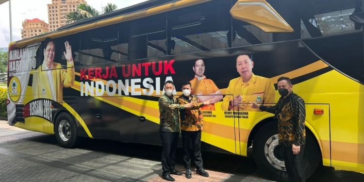 Foto Tokoh Golkar di Jet Bus “Istimewa”, Dedikasi Henry Indraguna Kerja untuk Indonesia