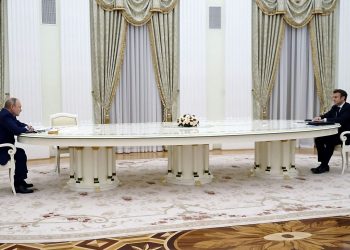 Presiden Prancis Tolak Tes PCR di Rusia Saat Bertemu Putin