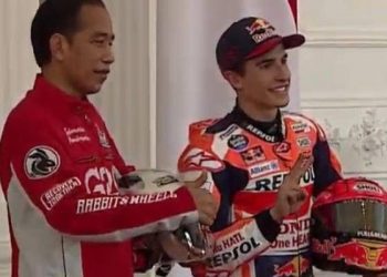 Pose Jempol Presiden Jokowi Untuk Pebalap Moto GP