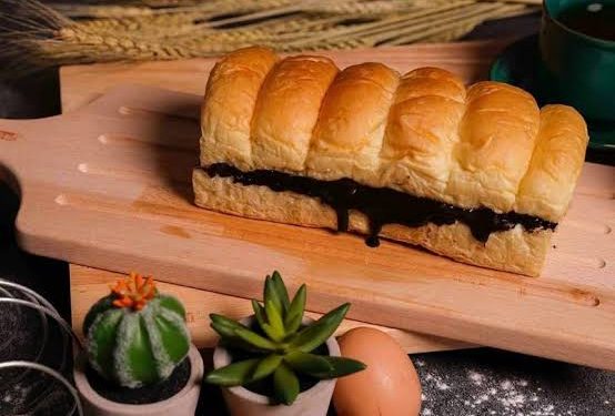 Roti Gembong, Perpaduan Manis Gurihnya Roti Dengan Toping Berlimpah