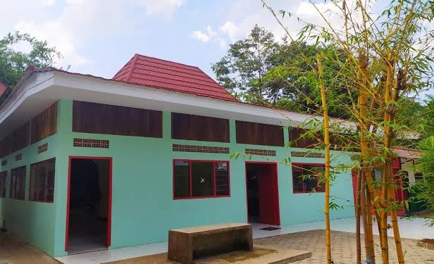 Hutama Karya Menyalurkan TJSL Perbaikan Sarana Ibadah di Sumbar