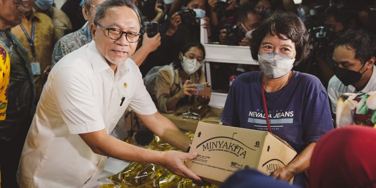 ‘MinyakKita’ Duluncurkan, Solusi Mendag Zulhas Atasi Mahalnya Migor