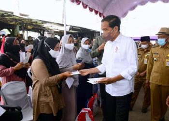 Jokowi Berikan Bantuan BMK Senilai Rp1,2 Juta Untuk Modal Usaha