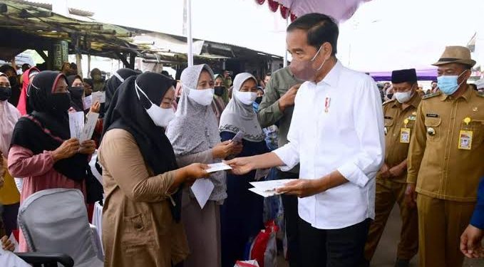 Jokowi Berikan Bantuan BMK Senilai Rp1,2 Juta Untuk Modal Usaha