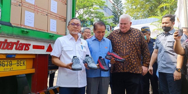 Mendag Ekspor 6.700 Pasang Sepatu Kebelanda Senilai US$211