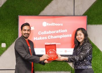 RedDoorz Berikan Penghargaan Ke tiket.com Sebagai Mitra Online