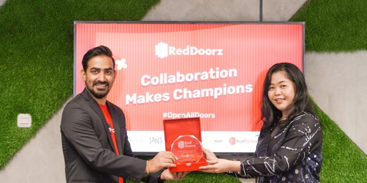 RedDoorz Berikan Penghargaan Ke tiket.com Sebagai Mitra Online