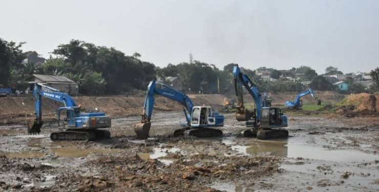 Antisipasi Banjir, Dinas SDA DKI Keruk Lumpur Sungai Di 5 Wilayah DKI Secara Serentak