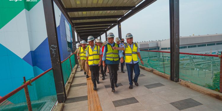 Anies Baswedan Tinjau Langsung Skywalk dan Plaza Transit Simpang Temu Lebak Bulus