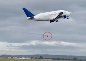 Viral! Terekam Kamera, Satu Roda Boeing 747 Copot Saat Lepas Landas