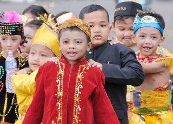 Menteri Nadiem, Keluarkan Aturan Pakaian Adat Jadi Seragam Sekolah