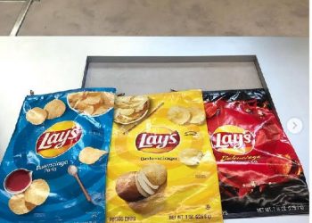 Balenciaga Rilis Lay’s Potato Chip Bag Dengan Bandrol 27 Jutaan