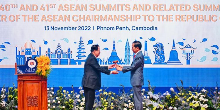 Indonesia Terima Estafet Keketuaan ASEAN  2023 Dari Kamboja