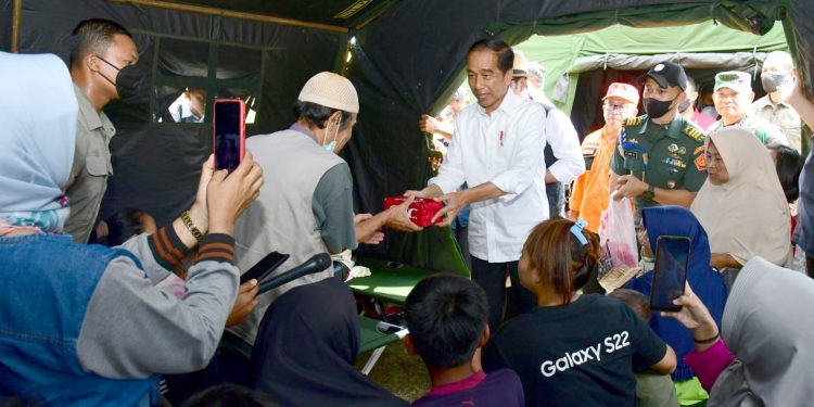 Presiden Kunjungi Langsung Tenda Pengungsi Korban  Gempa di Cianjur