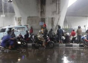 Berteduh Di Flyover Saat Hujan, Pengendara Bisa Dapat Sanksi