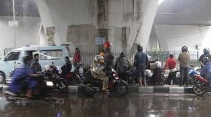 Berteduh Di Flyover Saat Hujan, Pengendara Bisa Dapat Sanksi