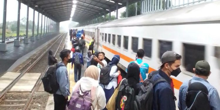 Libur Nataru 7 kereta Perjalanan Jauh Layani Naik Turun Penumpang di Jatinegara-Karawang