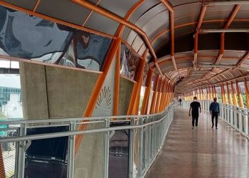 TransJakarta : Warga Gratis Lintasi Skywalk Kebayoran Lama
