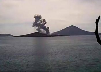Erupsi, Gunung Anak Krakatau Muntahkan Abu Setinggi 600 Meter