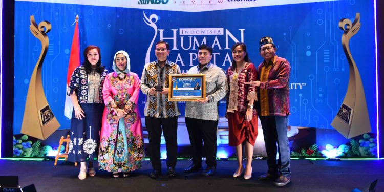 Berkat Tangan Dinginnya, Aloysius Sandang Predikat The Best Indonesia Human Capital Leader 2023