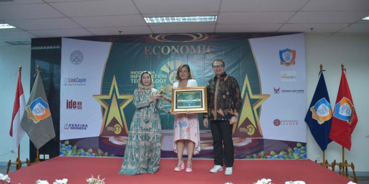 Manfaatkan Teknologi AI untuk Efisiensi dan Keamanan Operasional, PT AKR Corporindo Raih Penghargaan Indonesia Information Technology Award 2023