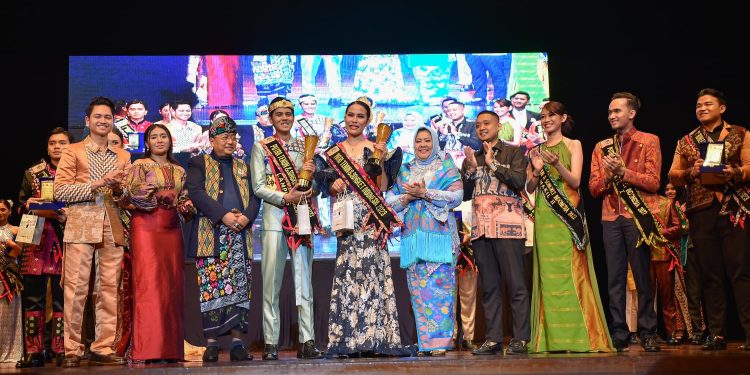 Putra Lampung dan Putri Jawa Timur Jadi Juara Putra Putri Tenun Songket 2023