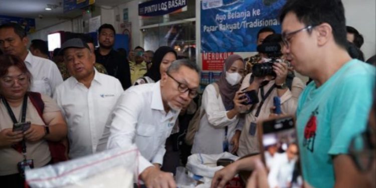 Mendag Zulkifli Hasan Sidak Pasar Senen Jelang Nataru Pastikan Bapok Harga Terjangkau