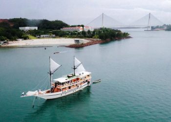 Menikmati Sensasi Berlayar dengan Kapal Phinisi di Perairan Kepulauan Riau