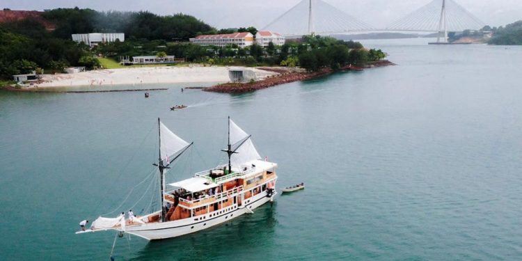 Menikmati Sensasi Berlayar dengan Kapal Phinisi di Perairan Kepulauan Riau
