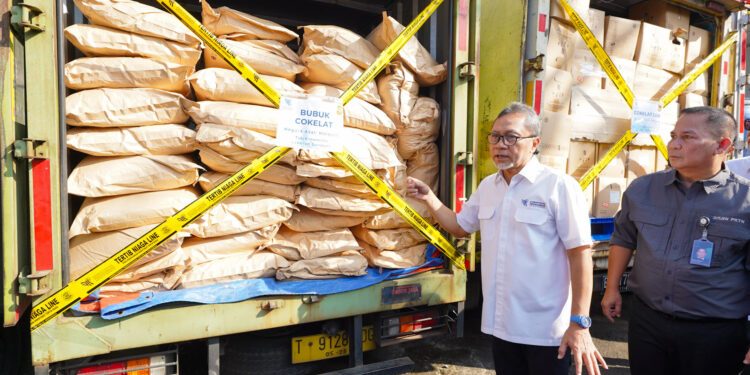 Lindungi Konsumen, Mendag Zulkifli Hasan Musnahkan Produk Impor Senilai Rp9,33 Miliar