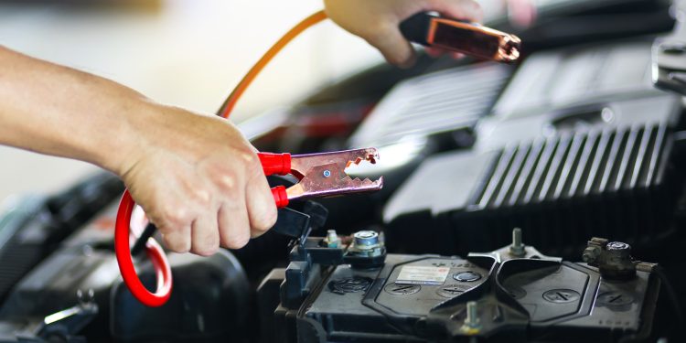 Cara Mengatasi Aki Mobil Soak