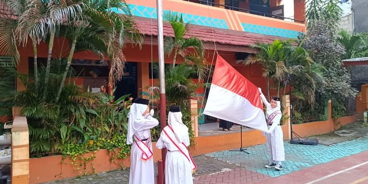 Harkitnas, SDN Jatipulo 03 Gelar Upacara Bendera dengan Semangat dan Khidmat