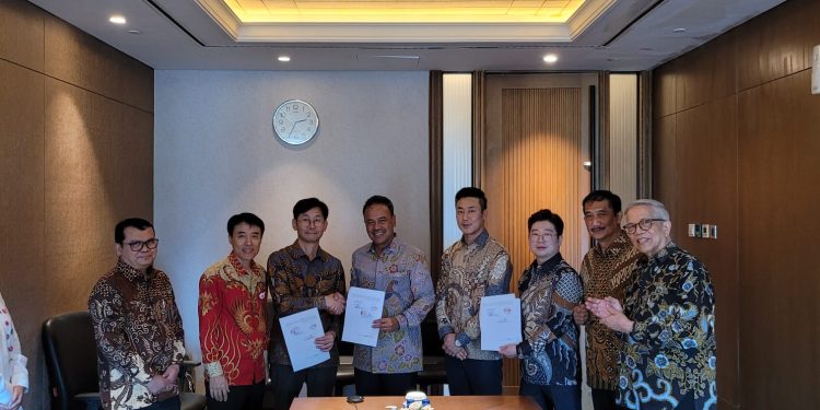 Ket : dari kedua kiri, CEO Lotte Chemical Titan Jang Seon-pyo, CEO Lotte Chemical Indonesia Lim Dong-hee, CEO PLN Nusantara Power Rully Firmansyah, KPF Direktur Investasi Kim Do-gwan, Direktur Investasi KPF Kim Hyun-jun)