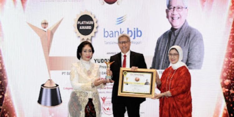 Sylviana Murni Raih Indonesia Leader Award 2024 Kategori Platinum Berkat Kontribusi Kemajuan Perekonomian Masyarakat