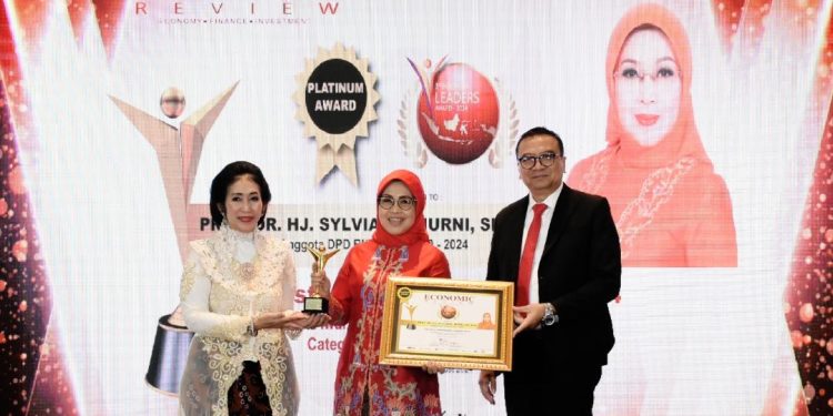Sylviana Murni Raih Indonesia Leader Award 2024 Kategori Platinum Berkat Kontribusi Kemajuan Perekonomian Masyarakat