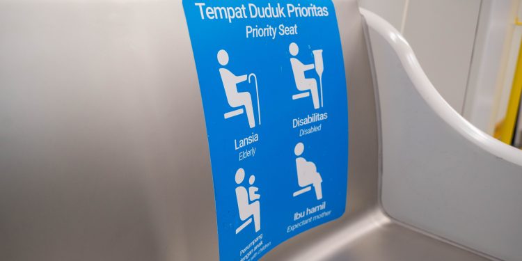 Wujudkan Inklusivitas dengan Kursi Prioritas di LRT Jakarta