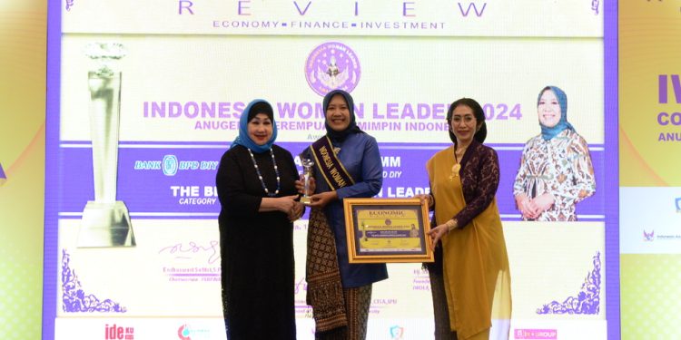 Dian Ari Ani Direktur Kepatuhan Bank BPD DIY Raih The Best Indonesia Woman Leader (IWOLA) 2024