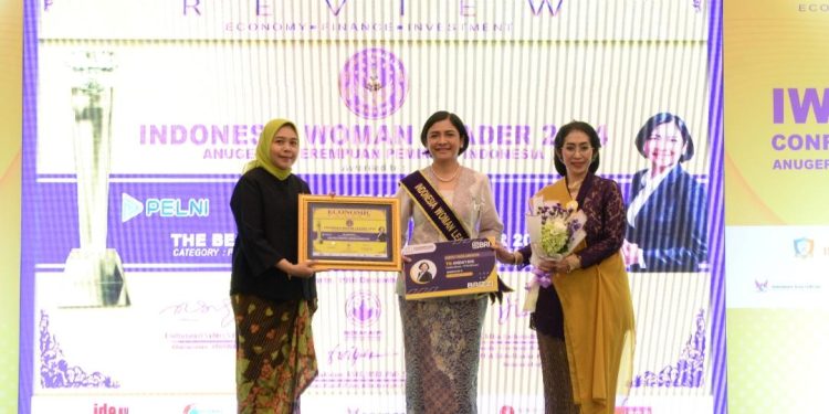 Direktur Keuangan dan TI Bank Sumut Arieta Aryanti Raih Penghargaan Indonesia Woman Leader 2024